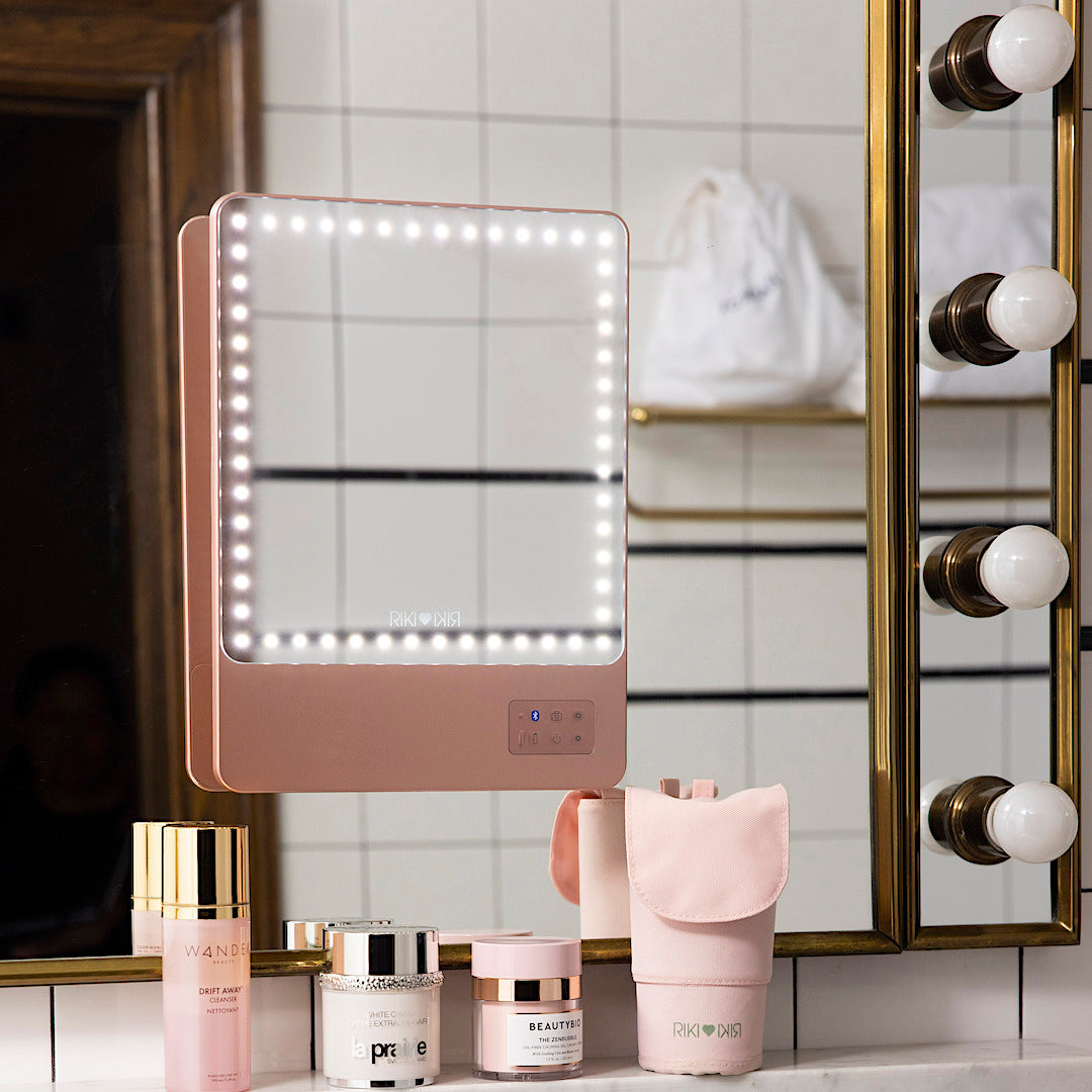 Shine bright on your travels with the RIKI Babe Travel Set in Rose Gold. The RIKI SKINNY makeup mirror with daylight LED lighting ensures perfect makeup application anywhere!