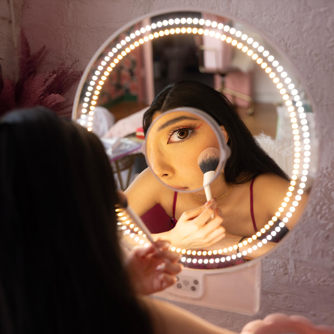 RIKI SASSY round mirror with luxury features for flawless selfies and videos.